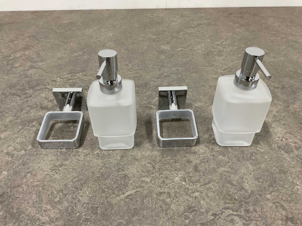 2x Alterna zeepdispenser in houder Siena chroom – foto 3 – kavel bij XL Auctions