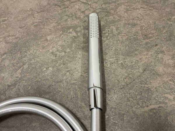 Novio vrijstaande badkraan 150cm met inbouwset – foto 6 – kavel bij XL Auctions