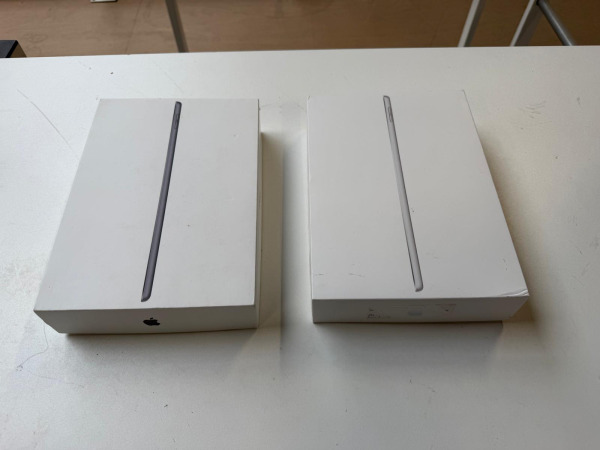 2x Apple iPad - 10.2 inch - WiFi - 64GB - 9e gen - Defect