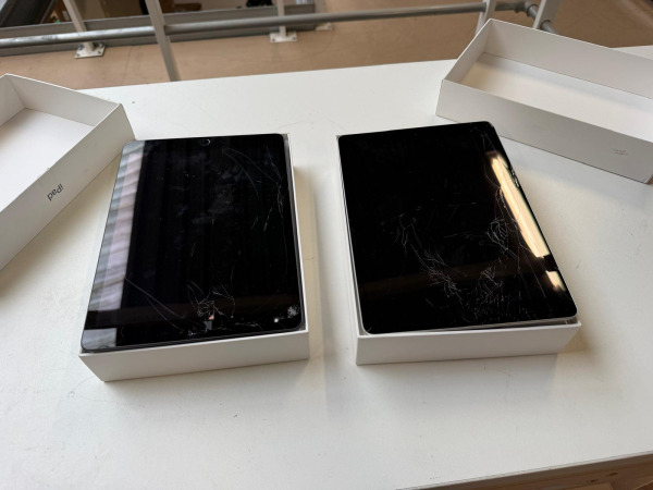 2x Apple iPad - 10.2 inch - WiFi - 64GB - 9e gen - Defect – foto 2 – kavel bij XL Auctions