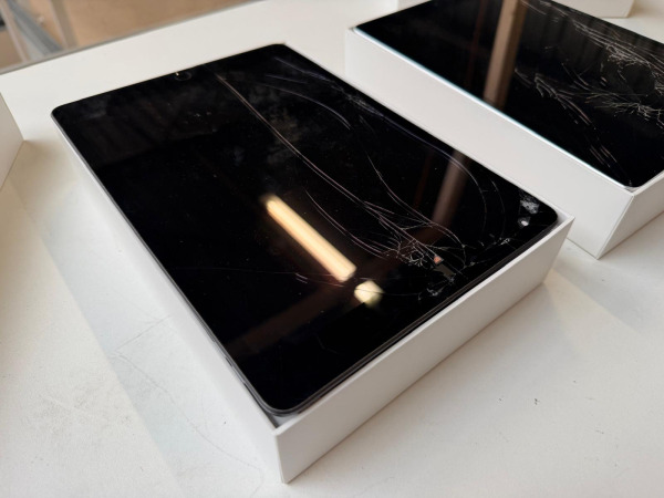 2x Apple iPad - 10.2 inch - WiFi - 64GB - 9e gen - Defect – foto 3 – kavel bij XL Auctions