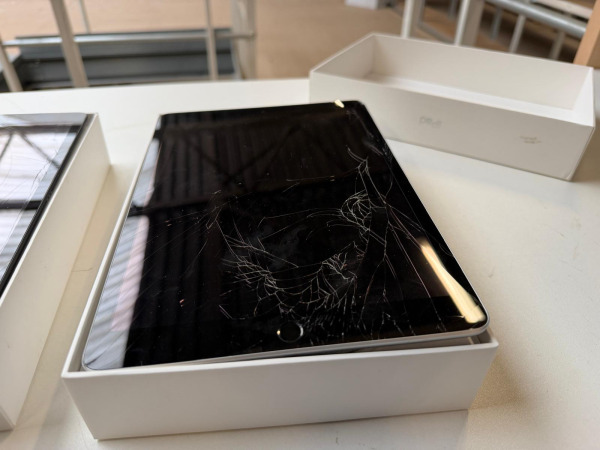 2x Apple iPad - 10.2 inch - WiFi - 64GB - 9e gen - Defect – foto 4 – kavel bij XL Auctions
