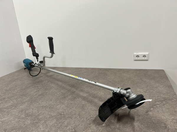 Makita accu bosmaaier 40V body UR016GZ – foto 9 – kavel bij XL Auctions