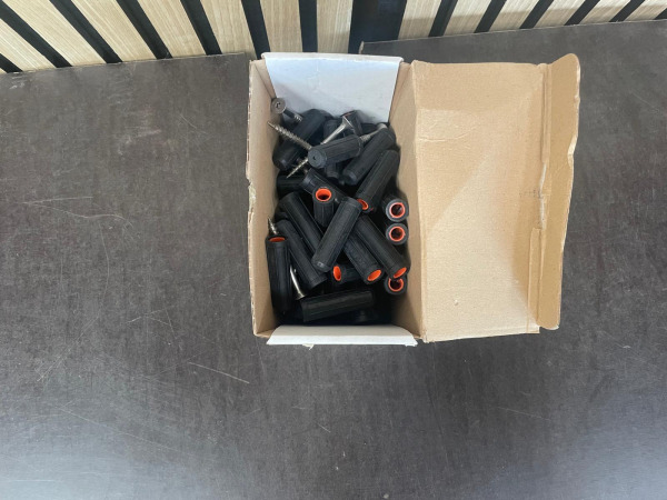 Doos Rubberpluggen voor Leuninghouders M8 – foto 2 – kavel bij XL Auctions