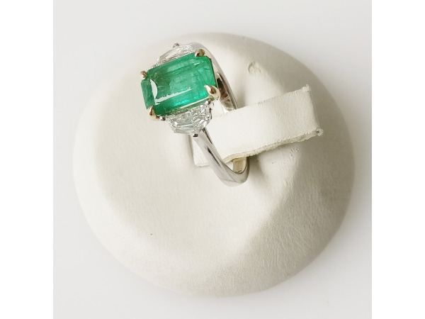 2.56ct Emerald and Diamond Ring – foto 3 – kavel bij XL Auctions