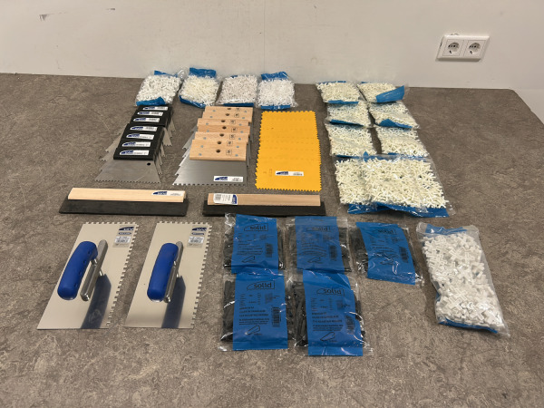 Solid tegelzetgereedschap set 42-delig – kavel bij XL Auctions