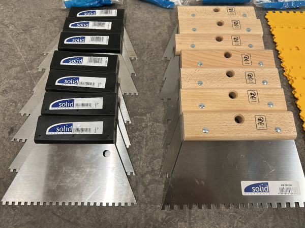 Solid tegelzetgereedschap set 42-delig – foto 2 – kavel bij XL Auctions