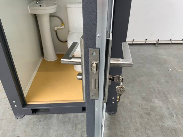 Toiletcabine enkel afsluitbaar 220V – foto 8 – kavel bij XL Auctions