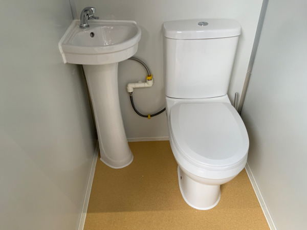 Toiletcabine enkel afsluitbaar 220V – foto 12 – kavel bij XL Auctions