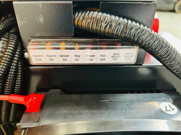 RTE zelfrijdende veegmachine SW80 – foto 5 – kavel bij XL Auctions