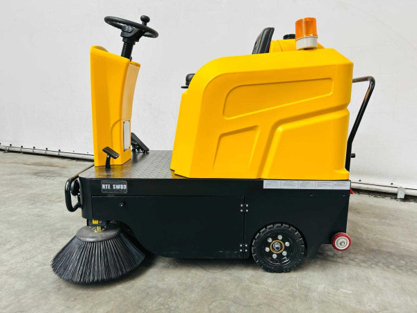 RTE zelfrijdende veegmachine SW80 – foto 16 – kavel bij XL Auctions