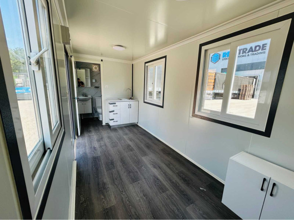 RTE mobiele woonunit met sanitair 596x220x245cm – foto 6 – kavel bij XL Auctions