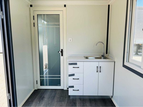 RTE mobiele woonunit met sanitair 596x220x245cm – foto 7 – kavel bij XL Auctions