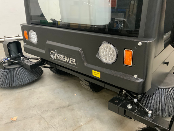 Kremer straatveegmachine KRS 100 met cabine – foto 7 – kavel bij XL Auctions