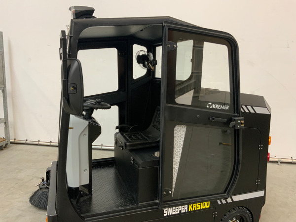 Kremer straatveegmachine KRS 100 met cabine – foto 8 – kavel bij XL Auctions