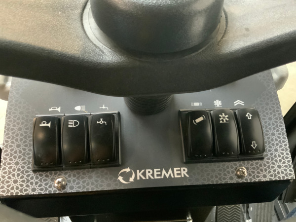 Kremer straatveegmachine KRS 100 met cabine – foto 12 – kavel bij XL Auctions