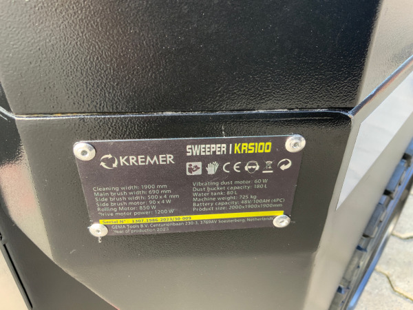 Kremer straatveegmachine KRS 100 met cabine – foto 15 – kavel bij XL Auctions
