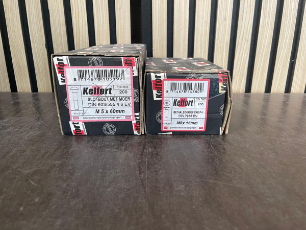 2 Dozen Kelfort Slotbouten & Metaalschroeven – 400 stuks – foto 2 – kavel bij XL Auctions