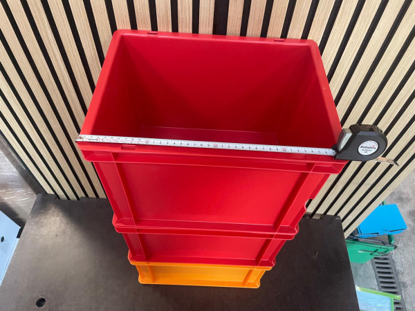 3 Kunststof Magazijnbakken Rood/Oranje – ca. 40x30 cm – foto 3 – kavel bij XL Auctions