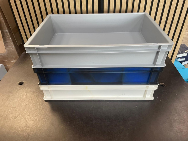 3 Kunststof Magazijnbakken – Grijs, Blauw en Wit – kavel bij XL Auctions