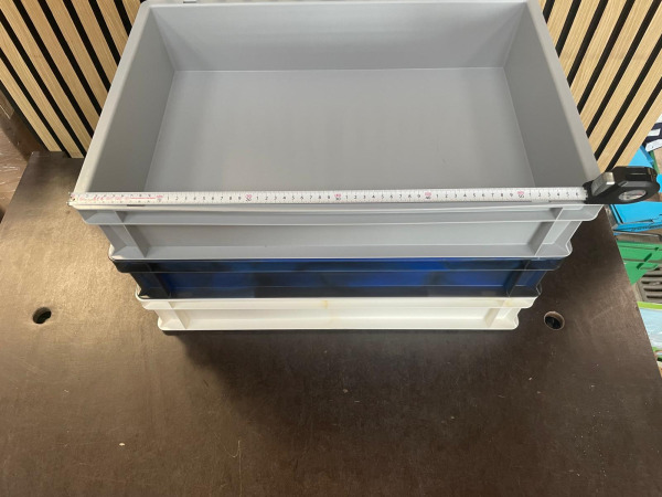 3 Kunststof Magazijnbakken – Grijs, Blauw en Wit – foto 3 – kavel bij XL Auctions