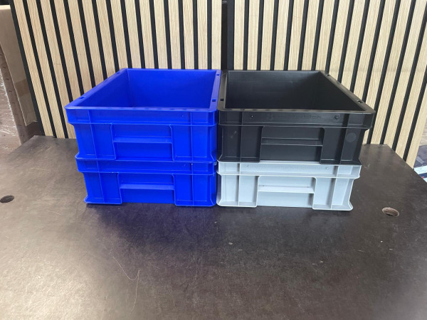 4 Kunststof Magazijnbakken – Blauw, Zwart en Grijs – kavel bij XL Auctions