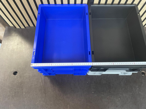 4 Kunststof Magazijnbakken – Blauw, Zwart en Grijs – foto 2 – kavel bij XL Auctions