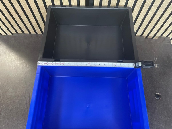 4 Kunststof Magazijnbakken – Blauw, Zwart en Grijs – foto 3 – kavel bij XL Auctions