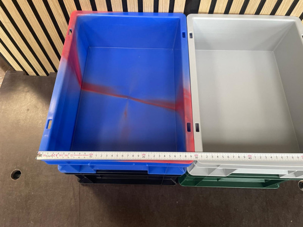 4 Kunststof Magazijnbakken – Blauw, Zwart, Grijs en Groen – foto 2 – kavel bij XL Auctions