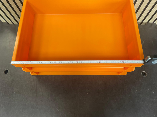 2 Oranje Kunststof Magazijnbakken – Stapelbaar – foto 2 – kavel bij XL Auctions