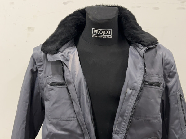 Mascot pilotenjas maat XL Innsbruck grijs – foto 7 – kavel bij XL Auctions