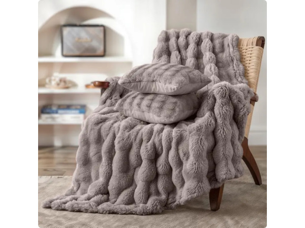 Pom Pom Fur plaid met kussens - taupe