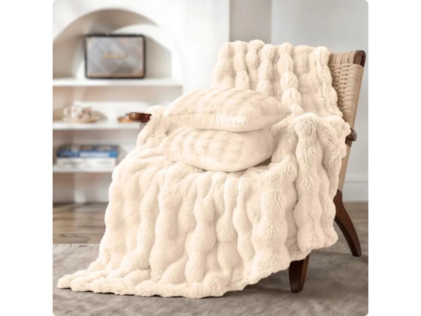 Pom Pom Fur plaid met kussens - crème wit – kavel bij XL Auctions
