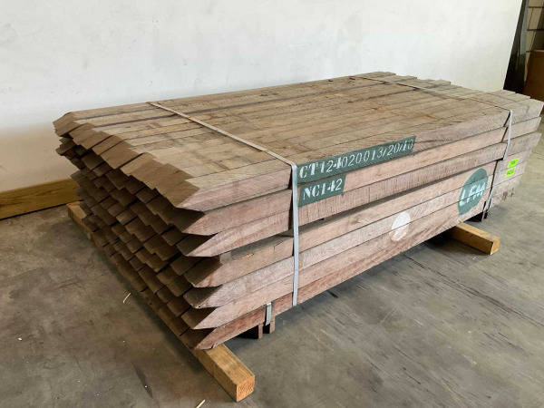120x Azobé hardhouten tuinpaal gepunt 200x7x7cm – foto 4 – kavel bij XL Auctions