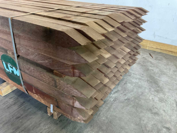 152x Azobé hardhouten tuinpaal gepunt 300x7x7cm – foto 3 – kavel bij XL Auctions