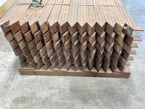 84x Azobé paal geschaafd gepunt 200x6,5x6,5cm – foto 5 – kavel bij XL Auctions