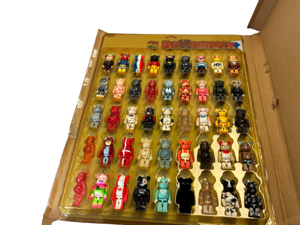BE@RBRICK | Blister Board met 45 Zeldzame Figuren – foto 2 – kavel bij XL Auctions