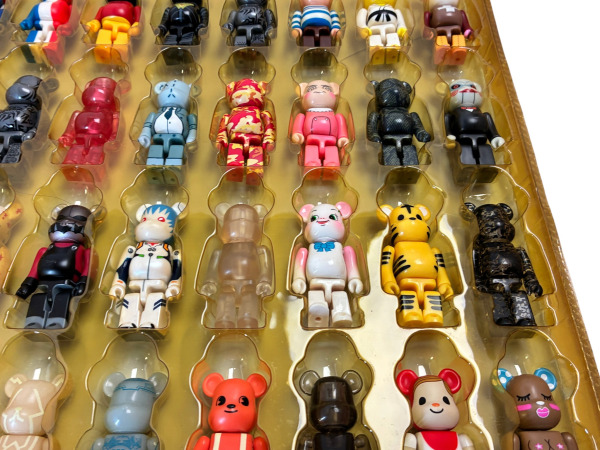 BE@RBRICK | Blister Board met 45 Zeldzame Figuren – foto 5 – kavel bij XL Auctions