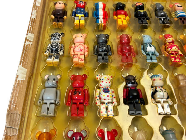 BE@RBRICK | Blister Board met 45 Zeldzame Figuren – foto 6 – kavel bij XL Auctions