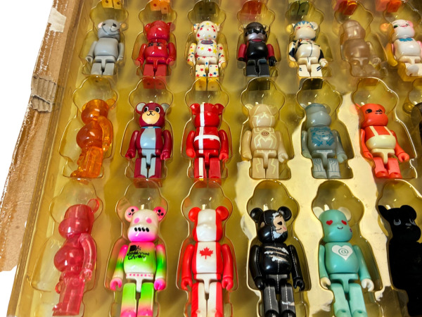 BE@RBRICK | Blister Board met 45 Zeldzame Figuren – foto 7 – kavel bij XL Auctions