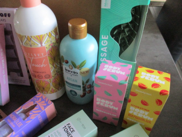 Box 2 met 20 verzorgingsprodukten – foto 3 – kavel bij XL Auctions