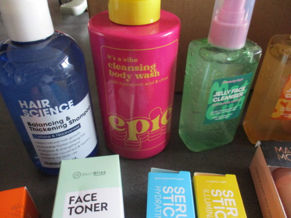 Box 3 met 20 verzorgingsprodukten – foto 2 – kavel bij XL Auctions