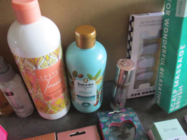 Box 4 met 20 verzorgingsprodukten – foto 4 – kavel bij XL Auctions