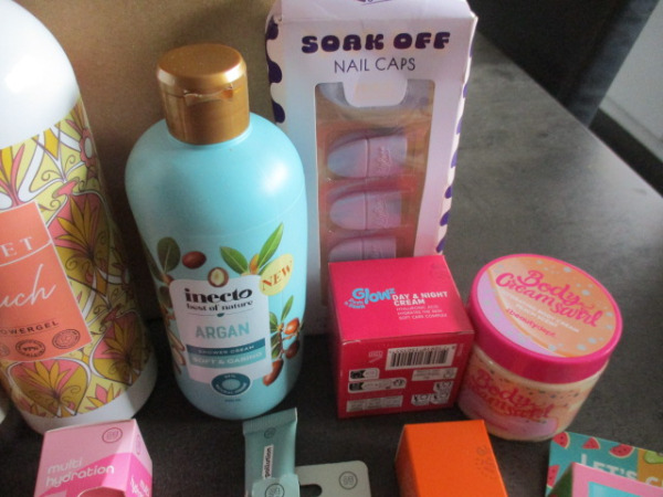 Box 8 met 20 verzorgingsprodukten – foto 2 – kavel bij XL Auctions