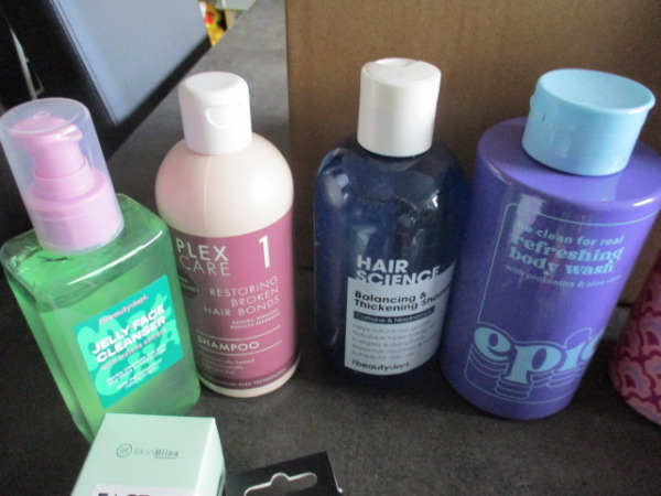Box 7 met 20 verzorgingsprodukten – foto 2 – kavel bij XL Auctions
