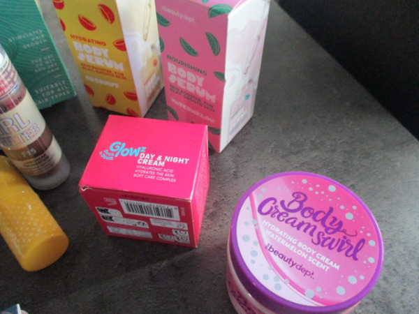 Box 7 met 20 verzorgingsprodukten – foto 4 – kavel bij XL Auctions