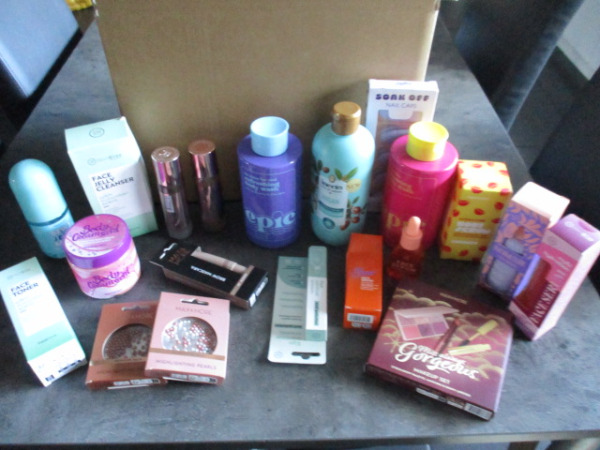 Box 9 met 20 verzorgingsprodukten – kavel bij XL Auctions