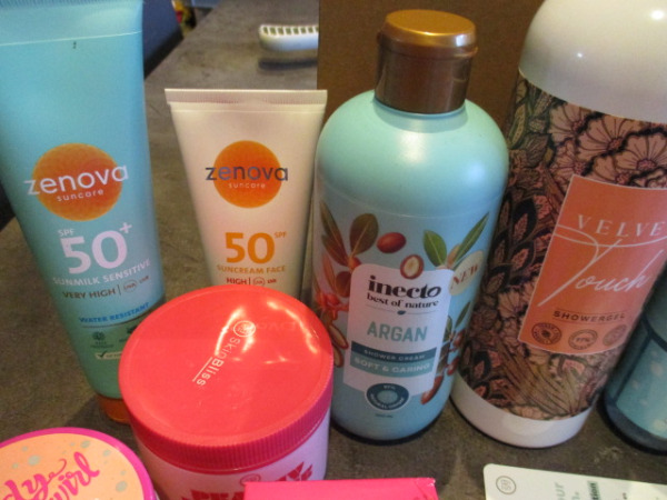 Box 10 met 20 verzorgingsprodukten – foto 2 – kavel bij XL Auctions