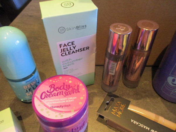 Box 9 met 20 verzorgingsprodukten – foto 2 – kavel bij XL Auctions