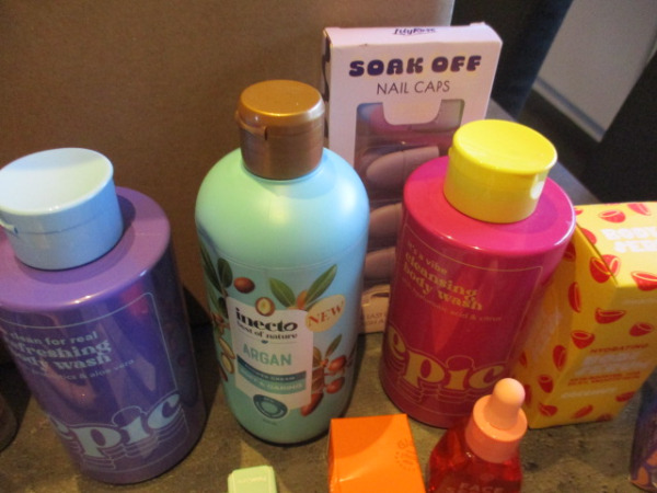 Box 9 met 20 verzorgingsprodukten – foto 3 – kavel bij XL Auctions
